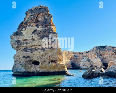 Seltsam geformte, zerklüftete Felsformationen und Klippen am Lagoa Beach, Faro District, Südportugal. Stockfoto