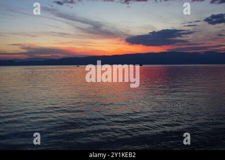 Sonnenuntergang über den Bergen Albaniens über dem See Ohrid von Nordmazedonien Stockfoto