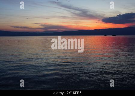 Sonnenuntergang über den Bergen Albaniens über dem See Ohrid von Nordmazedonien Stockfoto