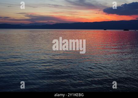 Sonnenuntergang über den Bergen Albaniens über dem See Ohrid von Nordmazedonien Stockfoto