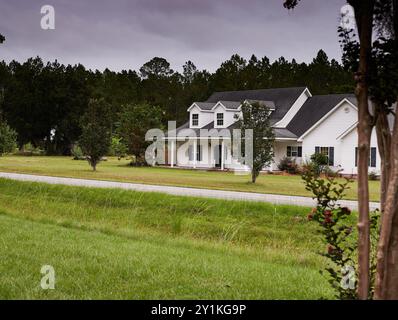 Landhaus mit weißem Abstellgleis und grauem Asphaltschindeldach in Südgeorgien, USA! Stockfoto