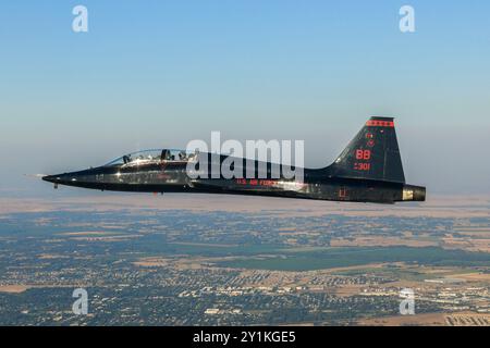 Ein U.S. Air Force 1st Reconnaissance Squadron T-38 Talon führt einen Überflug des Sacramento River Cats Independence Day Baseballspiels in Sacramento durch. Stockfoto