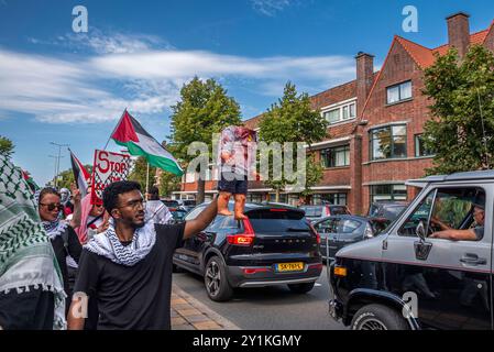 Den Haag, Südholland, Niederlande. September 2024. Ein Demonstrant trägt eine Schaufensterpuppe eines enthaupteten Kindes. Vor einem Jahr der Kämpfe mit über 40.000 Toten marschierten pro-palästinensische Demonstranten durch das Zentrum von den Haag in den Niederlanden. (Kreditbild: © James Petermeier/ZUMA Press Wire) NUR REDAKTIONELLE VERWENDUNG! Nicht für kommerzielle ZWECKE! Quelle: ZUMA Press, Inc./Alamy Live News Stockfoto