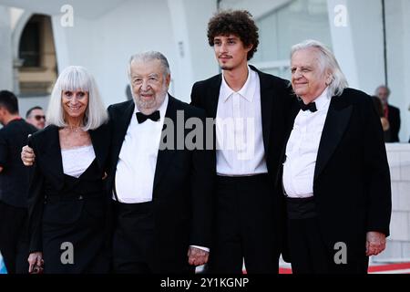 Venedig, Italien. September 2024. Pupi Avati, Filippo Scotti, Antonio Avati, Rita Tushingham, die am 7. September 2024 auf dem Roten Teppich des 81. Internationalen Filmfestivals von Venedig in Venedig, Italien, teilnahmen. Foto: Aurore Marechal/ABACAPRESS. COM Credit: Abaca Press/Alamy Live News Stockfoto