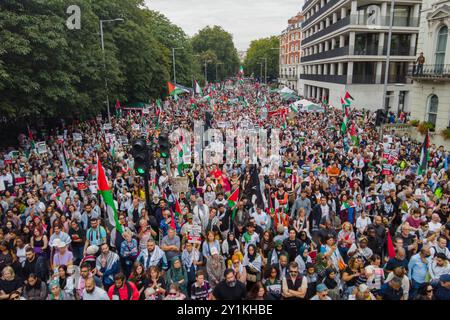 London, Großbritannien. SEPTEMBER 2024. Ein gemeldeter 125 km ging auf die Straßen für einen nationalen palästinensermarsch von der Pall Mall in die Nähe der israelischen Botschaft. Dies geschieht nach Tagen der Frustration mit der Met Police aufgrund kurzfristiger Einschränkungen bei den Zeiten im märz. Verhaftungen wurden für ein paar Anzeichen sowie Festnahmen von zwei pro-israelischen Aktivisten, die versuchten, den marsch zu unterbrechen, bekannt gemacht. Credit Milo Chandler/Alamy Live News Stockfoto