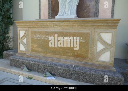 September 2024 die Schauspielerin Debbie Reynolds und ihre Tochter Carrie Fisher Graves in Courts of Remembrance im Forest Lawn Memorial Park Hollywood Hills am 6. September 2024 in Los Angeles, Kalifornien, USA. Foto: Barry King/Alamy Stock Photo Stockfoto