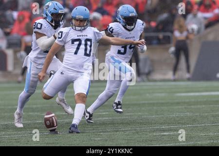 Ottawa, Kanada. September 2024. Der Toronto Argonauts-Kicker Lirim Hajrullahu (70) beginnt während des CFL-Spiels zwischen den Toronto Argonauts und den Ottawa Redblacks im TD Place Stadium in Ottawa, Kanada. Daniel Lea/CSM/Alamy Live News Stockfoto