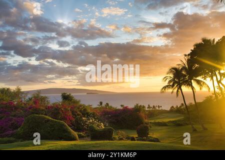 Wunderschöner goldener Sonnenuntergang in wailea. Stockfoto
