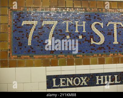 New York, NY, USA - 13.04.2012: Schild zur berühmten New York City U-Bahn-Station in Mosaic 77th Street Stockfoto