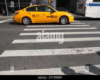 New York, NY, USA - 13.04.2012: Berühmtes gelbes New York City Taxi Stockfoto