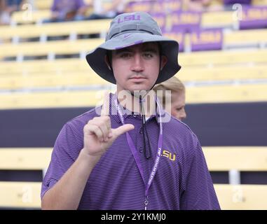 Baton Rouge, Usa. September 2024. Ein Schüler der LSU Tigers blitzt am Samstag, den 7. September 2024 in Baton Rouge, Louisiana, während eines College-Fußballspiels im Tiger Stadium das „L“-Zeichen. (Foto: Peter G. Forest/SIPA USA) Credit: SIPA USA/Alamy Live News Stockfoto