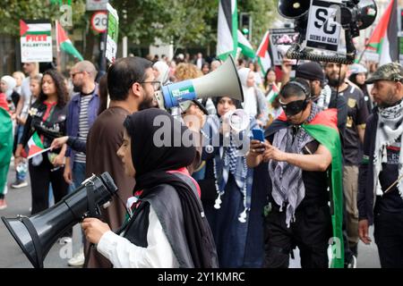 London, Vereinigtes Königreich - 7. September 2024 - Tausende von Menschen marschierten vom Zentrum Londons nach Kensington (in der Nähe der israelischen Botschaft), um gegen die Invasion Israels in Gaza zu protestieren und einen Waffenstillstand zu fordern. Protest, organisiert von der palästinensischen Solidaritätskampagne. Stockfoto