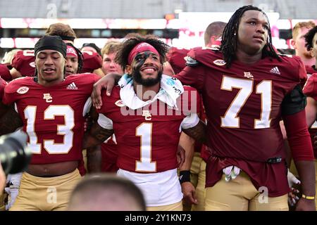 7. September 2024; Boston College Eagles Quarterback Thomas Castellanos (1) feiert den Sieg über die Duquesne Dukes mit Teamkollegen in Chestnut Hill, Massachusetts. Obligatorische Gutschrift Eric Canha/CSM Stockfoto