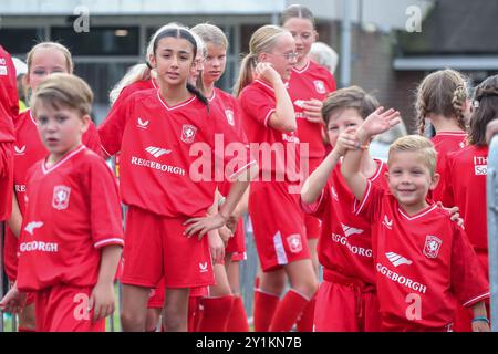 Enschede, Niederlande. September 2024. Enschede, Niederlande, 7. September 2024: Match Maskottchen während des 1. Fußballspiels der UEFA Womens Champions League zwischen dem FC Twente und Valur im Sportpark Schreurserve in Enschede, Niederlande. (Leiting Gao/SPP) Credit: SPP Sport Press Photo. /Alamy Live News Stockfoto