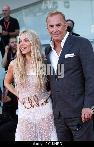 Sienna Miller und Kevin Costner nahmen am 7. September 2024 am Roten Teppich des 81. Internationalen Filmfestivals in Venedig Teil. Foto: Aurore Marechal/ABACAPRESS. KOM Stockfoto