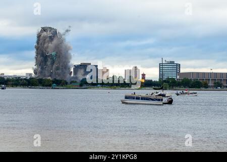 Der Turm im Zentrum des Lake Charles, der durch die Hurrikane Laura und Delta beschädigt wurde, soll am Freitag, den 6. September 2024 in durch Implosion zerstört werden Stockfoto