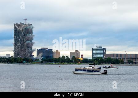 Der Turm im Zentrum des Lake Charles, der durch die Hurrikane Laura und Delta beschädigt wurde, soll am Freitag, den 6. September 2024 in durch Implosion zerstört werden Stockfoto