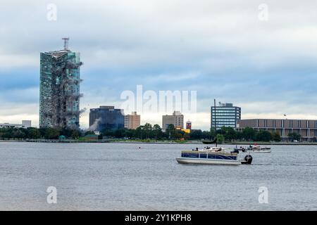 Der Turm im Zentrum des Lake Charles, der durch die Hurrikane Laura und Delta beschädigt wurde, soll am Freitag, den 6. September 2024 in durch Implosion zerstört werden Stockfoto