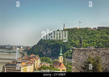 Budapest, Ungarn - 22. Mai ,2023 : Blick auf den Gellert-Hügel und die Citadella von Budavari Palota an einem sonnigen Tag. Hochwertige Fotos Stockfoto