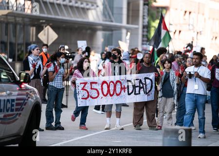 Washington DC, USA. September 2024. 7. September 2024 Washington DC zwei Dutzend pro Palästina/Gaza-Demonstranten protestieren außerhalb des Kongresszentrums von Washington, wo das HCR dort zu Abend isst. Die Demonstranten wollen, dass sie die Beziehungen zum Völkermord in Gaza abbrechen. Der nominierte Vizepräsident Tim walz nimmt am HRC Dinner Credit: Andrew thomas/Alamy Live News Teil Stockfoto