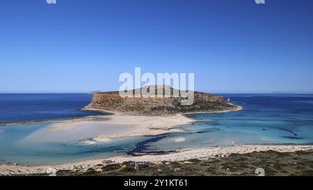 Große Insel umgeben von einem klaren blauen Meer unter einem unbewölkten Himmel, natürliche Schönheit, Gramvoussa, Gramvoussa Halbinsel, Piratenbucht, Balos, Lagune, Norden Stockfoto