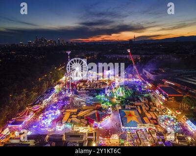 Die Lichter der Dippemess in Frankfurt am Main leuchten nach Sonnenuntergang. Luftaufnahme, Eislaufbahn, Frankfurt am Main, Hessen, Deutschland, Europa Stockfoto