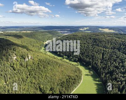 Aus der Vogelperspektive das Ursental von Norden aus gesehen, ein Seitental zur Donau, links Kalkfelsen mit den Resten des Braeunisbergs Stockfoto