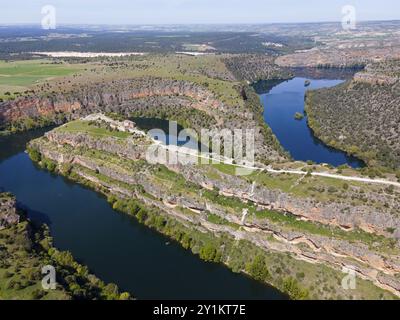 Spektakuläre Aussicht auf einen Fluss, der durch tiefe Schluchten und üppige Vegetation fließt, Vogelperspektive, Luftsicht, Schlucht, Naturpark der Schluchten des du Stockfoto