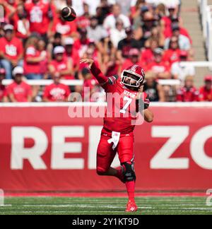 Salt Lake City, Utah, USA. September 2024. Der Utah Quarterback Cameron Rising (7) übergibt den Ball während eines NCAA-Fußballspiels zwischen Utah und Baylor am 7. September 2024 in Salt Lake City. Utah gewann mit 23:12. (Kreditbild: © Scott Coleman/ZUMA Press Wire) NUR REDAKTIONELLE VERWENDUNG! Nicht für kommerzielle ZWECKE! Quelle: ZUMA Press, Inc./Alamy Live News Stockfoto