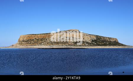 Große felsige Insel im ruhigen blauen Meer unter klarem Himmel, Gramvoussa, Gramvoussa Halbinsel, Piratenbucht, Balos, Lagune, Nordwest-Kreta, Kreta, Griechisch Stockfoto