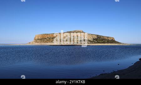 Felsige Insel vor dem ruhigen blauen Meer unter klarem Himmel, friedliche Szene, Gramvoussa, Gramvoussa Halbinsel, Piratenbucht, Balos, Lagune, Nordwesten Kretas Stockfoto