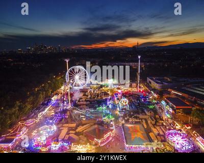 Die Lichter der Dippemess in Frankfurt am Main leuchten nach Sonnenuntergang. Luftaufnahme, Eislaufbahn, Frankfurt am Main, Hessen, Deutschland, Europa Stockfoto