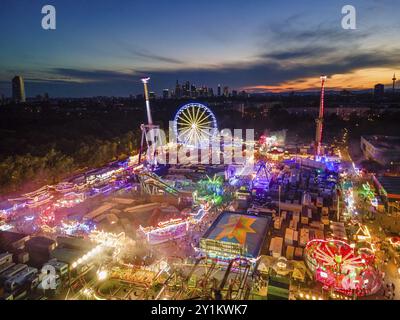 Die Lichter der Dippemess in Frankfurt am Main leuchten nach Sonnenuntergang. Luftaufnahme, Eislaufbahn, Frankfurt am Main, Hessen, Deutschland, Europa Stockfoto