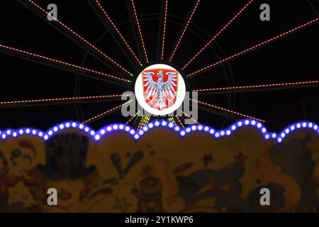 Das Frankfurter Stadtwappen leuchtet auf dem Riesenrad bei der Dippemess in Frankfurt am Main, Eislaufbahn, Frankfurt am Main, Hessen, Deutschland, Euro Stockfoto