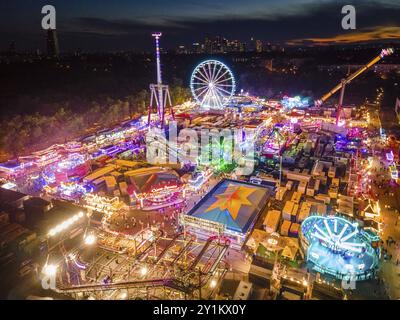 Die Lichter der Dippemess in Frankfurt am Main leuchten nach Sonnenuntergang. Luftaufnahme, Eislaufbahn, Frankfurt am Main, Hessen, Deutschland, Europa Stockfoto