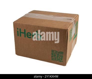 Lemberg Ukraine 08.17.24 Eine Box mit der Marke iHerb auf weißem Hintergrund Stockfoto