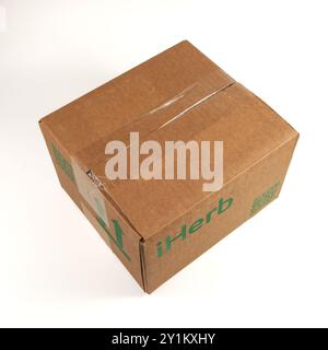 Lemberg Ukraine 08.17.24 Eine Box mit der Marke iHerb auf weißem Hintergrund, Draufsicht Stockfoto
