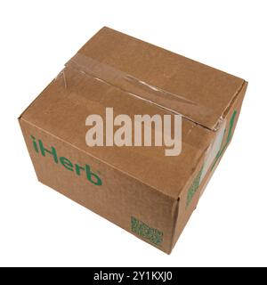 Lemberg Ukraine 08.17.24 Eine Box mit der Marke iHerb auf weißem Hintergrund Stockfoto