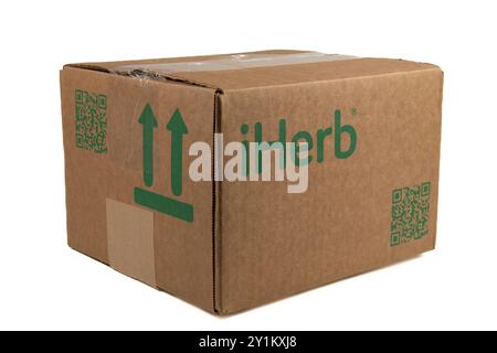 Lemberg Ukraine 08.17.24 Eine Box mit der Marke iHerb auf weißem Hintergrund Stockfoto