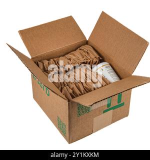 Lviv Ukraine 08.17.24 offene iHerb-Box mit Vitaminen auf weißem Hintergrund Stockfoto