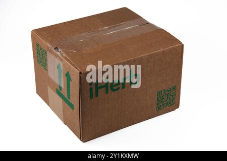 Lemberg Ukraine 08.17.24 Eine Box mit der Marke iHerb auf weißem Hintergrund Stockfoto