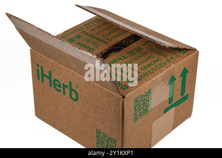 Lviv Ukraine 08.17.24 offene iherb-Box Draufsicht auf weißem Hintergrund Stockfoto