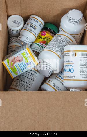 Lviv Ukraine 08.17.24 offene iHerb-Box mit Vitaminen auf weißem Hintergrund Stockfoto