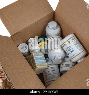 Lviv Ukraine 08.17.24 offene iHerb-Box mit Vitaminen auf weißem Hintergrund Stockfoto