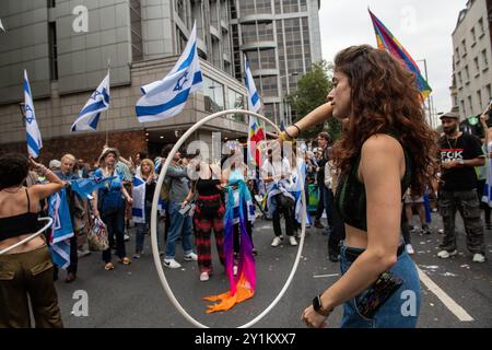 London, England, Großbritannien. September 2024. Eine kleine pro-israelische Demonstration findet vor der israelischen Botschaft im Zentrum Londons während des Nationalmarsches für Palästina statt. Pro-israelische Demonstranten versammelten sich, um Widerstand gegen den marsch zu äußern, der ein Ende des Konflikts und britische Waffenverkäufe an Israel forderte, während Zehntausende von Teilnehmern durch die Stadt marschierten. (Kreditbild: © Thomas Krych/ZUMA Press Wire) NUR REDAKTIONELLE VERWENDUNG! Nicht für kommerzielle ZWECKE! Quelle: ZUMA Press, Inc./Alamy Live News Stockfoto