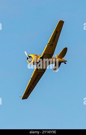 Portrush, Großbritannien. September 2024. 09/2024 Portrush Portrush Airshow 2024 die Harvard G-NWHF ist das neueste Flugzeug, das sich dem Navy Wings Team angeschlossen hat. Sie wird hauptsächlich zur Ausbildung unserer Piloten verwendet und ist die US-Version der sehr erfolgreichen Harvard-Familie, die bis in die späten 1930er Jahre zurückreicht Es wurden mehr als 17.000 Typen gebaut, entweder als Harvards (gebaut für britische und Commonwealth Air Force), SNJ's mit einem Deckhaken für die US Navy oder T6 Texans für die US Army. Quelle: Bonzo/Alamy Live News Stockfoto