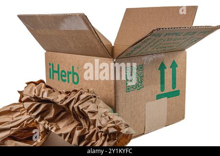 Lemberg Ukraine 08.17.24 Eine Box mit der Marke iHerb auf weißem Hintergrund Stockfoto