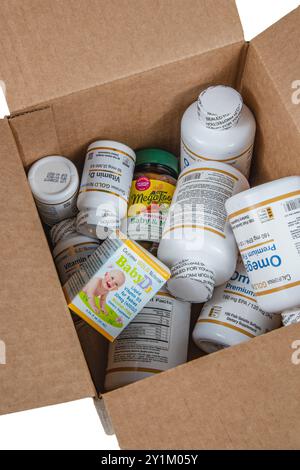 Lviv Ukraine 08.17.24 offene iHerb-Box mit Vitaminen auf weißem Hintergrund Stockfoto