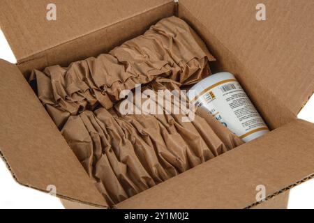 Lviv Ukraine 08.17.24 offene iherb-Box Draufsicht auf weißem Hintergrund Stockfoto