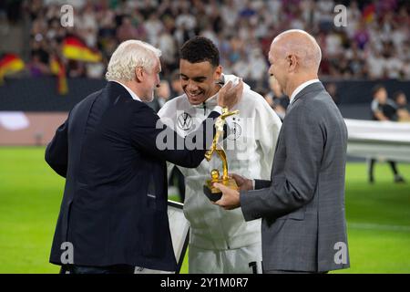 Rudi VOELLER VÖLLER GER, DFB Sportdirektor Nationalmannschaft Jamal MUSIALA GER DFB-Praesident Bernd NEUENDORF Ehrung von Jamal MUSIALA GER als erfolgreicher Torschuetze der UEFA Euro 2024, Fussball Nations League Deutschland GER - Ungarn HUN 5-0 am 07.09.2024 in Düsseldorf, *** f l Rudi VOELLER VÖLLER GER, DFB-Sportdirektor Nationalmannschaft Jamal MUSIALER, DFB-Präsident des UEFA-Europameisterbunal GDFB zum erfolgreichen UEFA-Europameier 2024 Football Nations League Deutschland GER Ungarn HUN 5 0 am 07 09 2024 in Düsseldorf, Stockfoto